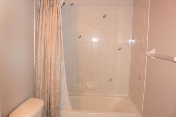 For Lease - 176 Colliston Crescent, Hunt Club - South Keys and Area, Ontario - Photo 1