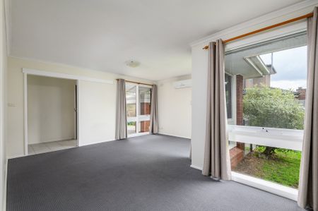 READY TO MOVE? DISCOVER MULGRAVE’S FINEST FAMILY HOME! - Photo 3