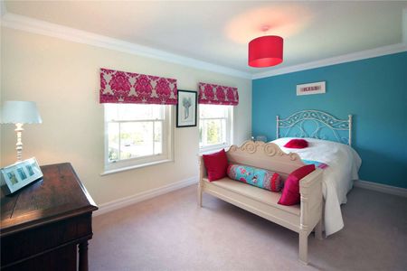 Detached family residence offering substantial accommodation over three floors in this sought after residential road. - Photo 5