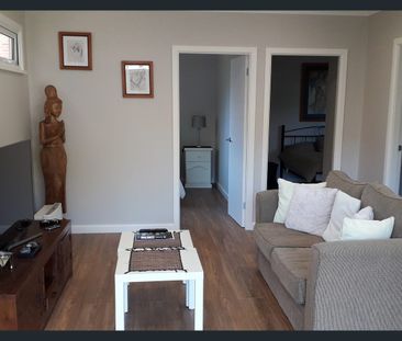 Private immaculate 2 bed granny flat - Photo 2