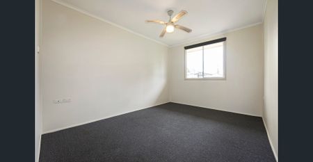 4 Bedroom Home with Air Conditioning and Fully Fenced Yard - Photo 4