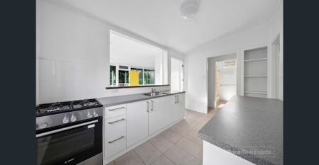Charming 4-Bedroom Inner-City Queenslander on 253m² – Renovated & Ready to Rent - Photo 4