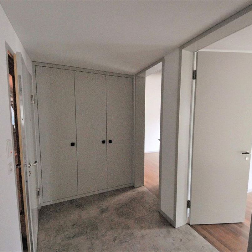 Modern apartment with seating area - Photo 1