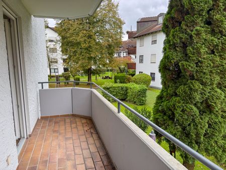 Bereits bezugsfrei – frisch renovierte 3-Zi-Wohnung mit zwei Balkonen in ruhiger Wohnlage Rosenheims! - Photo 2