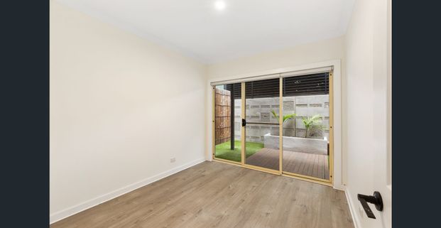 Spacious and refreshed with outdoor retreat - Photo 1