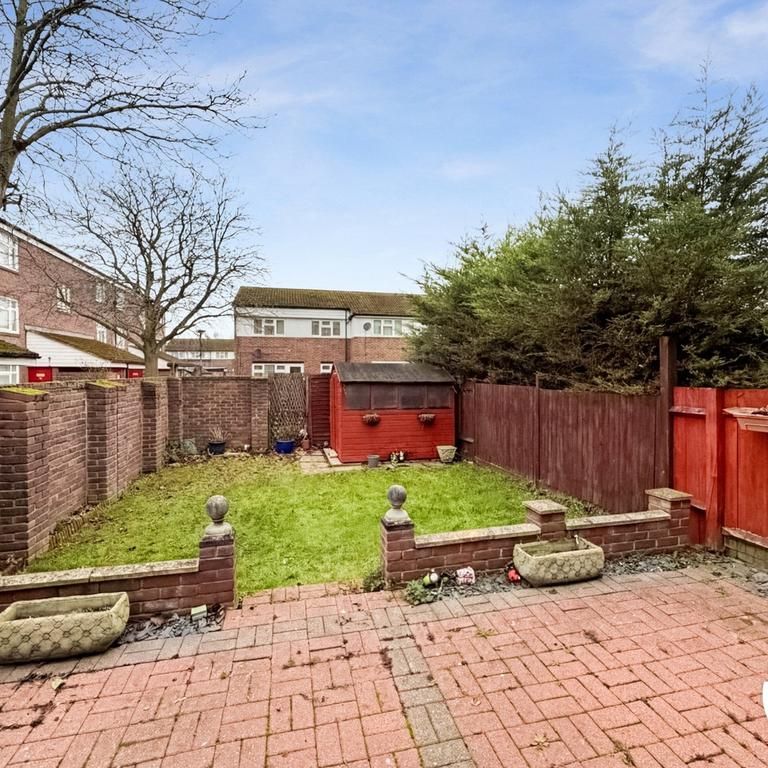 3 bedroom end of terrace house to rent - Photo 1