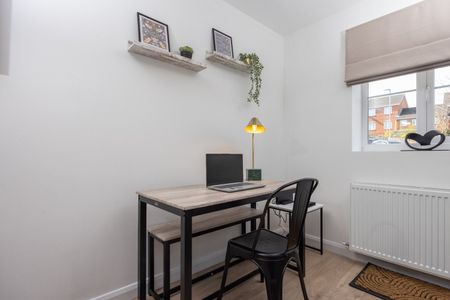 5 Bed Semi-Detached House, Paxton Court, LS12 - Photo 3