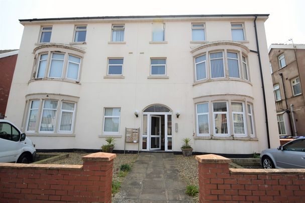 To Let 2 Bed Apartment - Photo 1