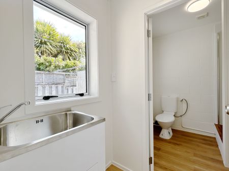 This renovated one bedroom unit is ready for you to move in - Photo 2