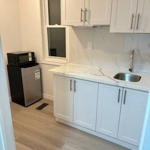 $1,350 / 1br - 100ft2 - Studio (Toronto) - Photo 2