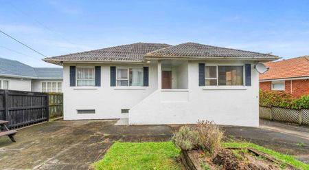 3 Bedroom with garage, large yard and lots of ... - Photo 2