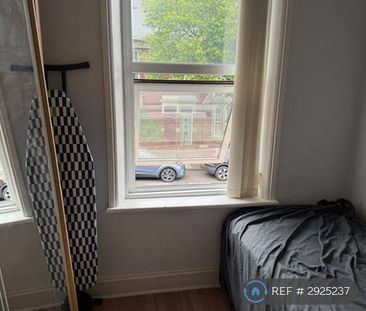 3 bedroom flat to rent - Photo 4