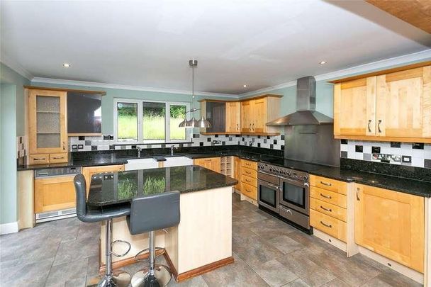 Oakridge Lane, Aldenham, Watford, Hertfordshire, WD25 - Photo 1