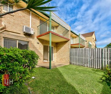 2 BEDROOM TOWNHOUSE WITH COURTYARD MAINTENANCE INCLUDED! - Photo 1