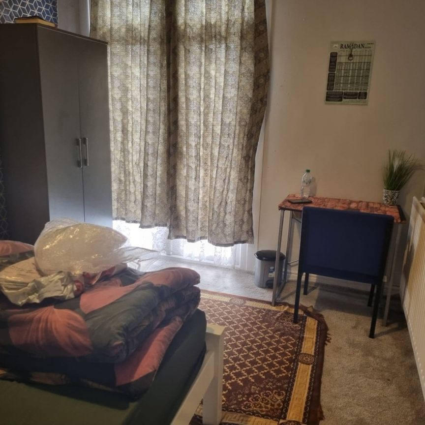 Room in a Shared House, Hall Green, B28 - Photo 1