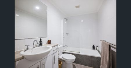 Executive - 2 Bed, 2 Bath Garden Apartment in Great Location - Photo 5