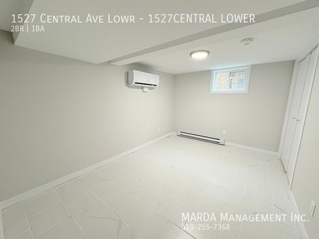 STYLISH NEWLY RENOVATED 2BEDROOM/1BATH LOWER UNIT+HYDRO - Photo 3