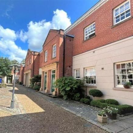 3 bedroom mews to rent - Photo 1