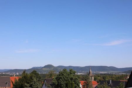 Seniorengerechte und barrierefreie Neubau-Dachgeschosswohnung mit Balkon, Bühnenraum und Weitblick - Photo 4