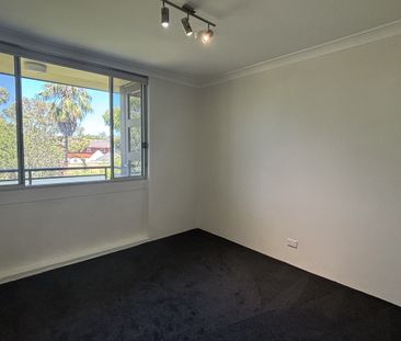 Stylish 2-Bedroom Apartment in Marrickville with Lock-Up Garage - Photo 1