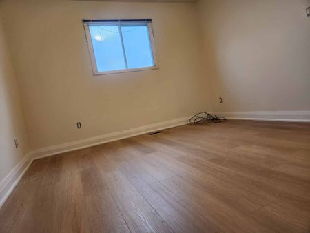 Four bedroom detached Whitby ( No basement) - Photo 5