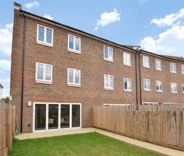 4 bedroom end of terrace house to rent - Photo 3