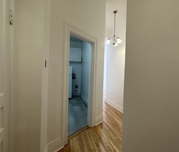 Logement rénové de 2 chambres en location semi-meublé - Photo 3