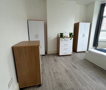 4 Bed Flat, Chandos House, NW2 - Photo 4