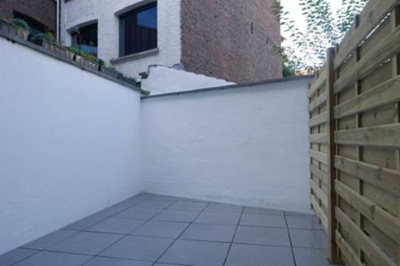 Aangename , kleine stadswoning uiterst gunstig gelegen te KORTRIJK - Photo 2