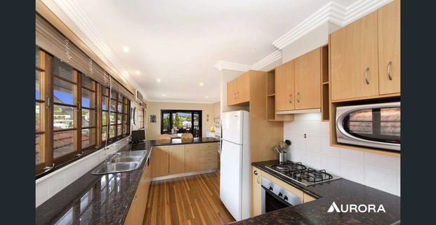 Stunning Elevated Queenslander with City Views & Exceptional Family Living - Photo 1