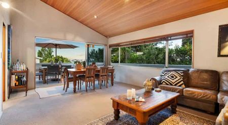 Spacious Family Home in Rothesay Bay - Photo 2