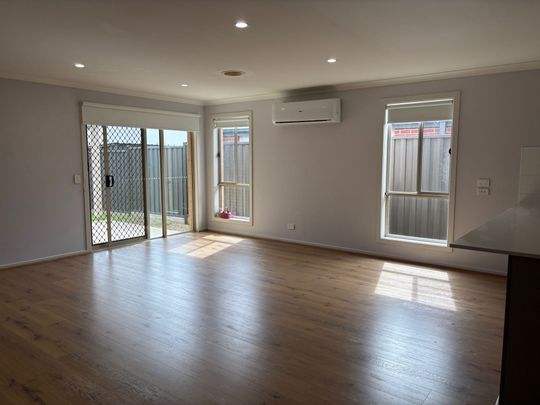 Great Family Living in Roxburgh Park - Photo 1