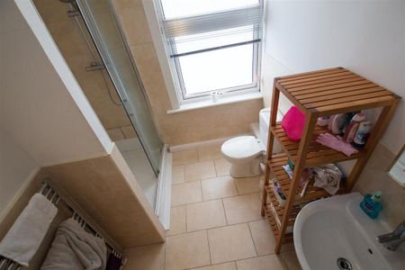 1 bedroom in a house share to rent - Photo 4