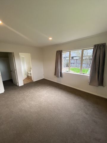 Looking for a spacious and comfy family home in Rototuna? - Photo 2
