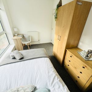 A Comforting 6 Double Bedrooms for Rent in Brighton - Photo 2