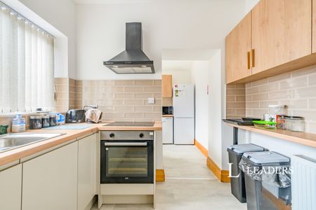 1 bedroom property to rent Walmersley Road, Bury, BL9 - Photo 5