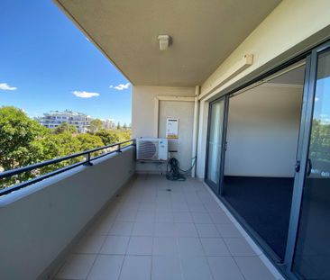 Spacious modern unit - Photo 6