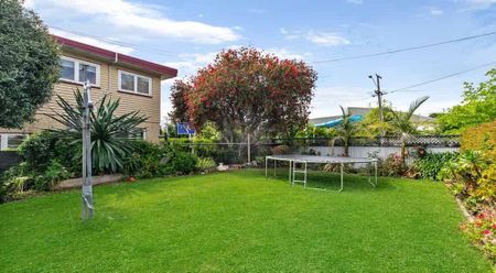 Spacious Family Home - Photo 3