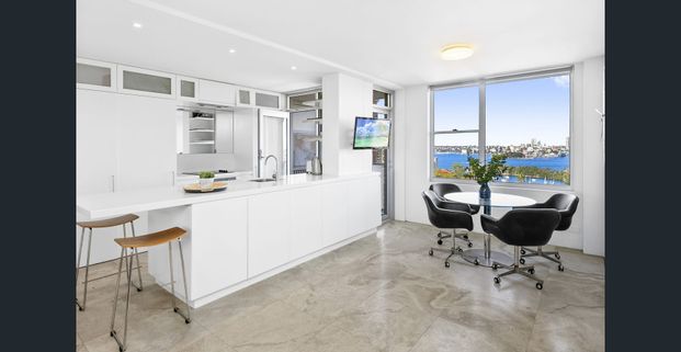 Stunning Fully Furnished 2 Bedroom Apartment with Breathtaking Sydney Harbour and Mosman Bay Views - Photo 1