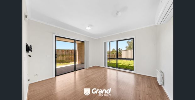 4 BEDROOM TOWNHOUSE IN OFFICER OVERLOOKING THE LAKE ! - Photo 1