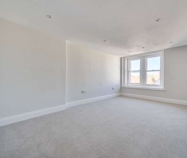 Spacious and well-presented two-bedroom third-floor apartment offer... - Photo 1