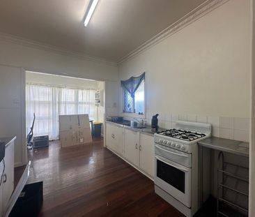 TWO BEDROOM HOME, WALKING DISTANCE TO SHOPPING CENTRE! - Photo 1