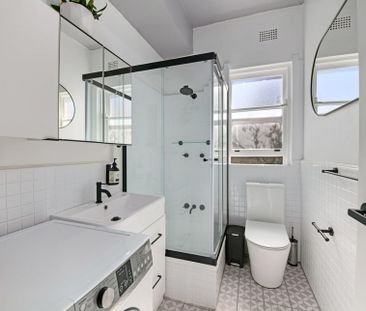 Stylish Two-Bedroom Apartment with Stunning Water Views - Photo 4