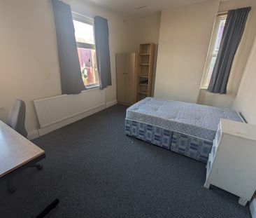 Room in a Shared House, Furness Road, M14 - Photo 4