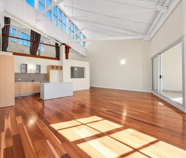 Oversized Riverside Wool Store Apartment with Pool and Private Parking - Photo 1