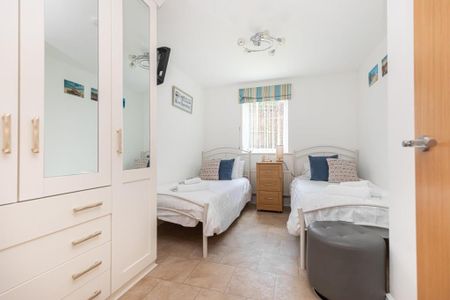 2 bedroom ground floor flat to rent - Photo 2