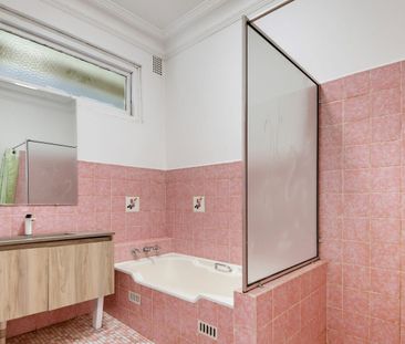 LARGE REDECORATED AND FRESHLY PAINTED FAMILY HOME - Photo 2