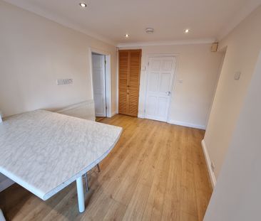 6 Bed Student Accommodation - Photo 3