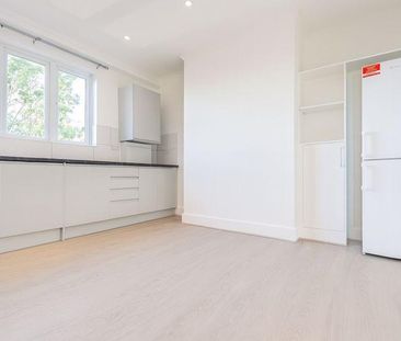 3 bedroom flat to rent - Photo 2