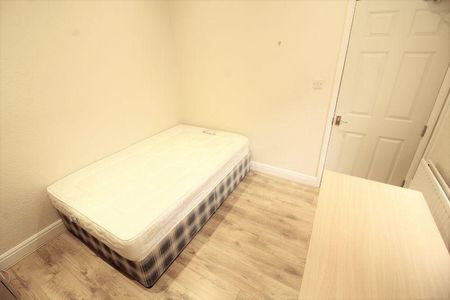 3 bedroom ground floor flat to rent - Photo 2